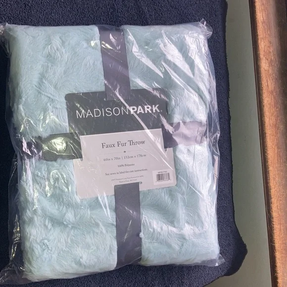 Relisted Madison Park faux fur throw 60 X 70 in - Picture 5 of 13